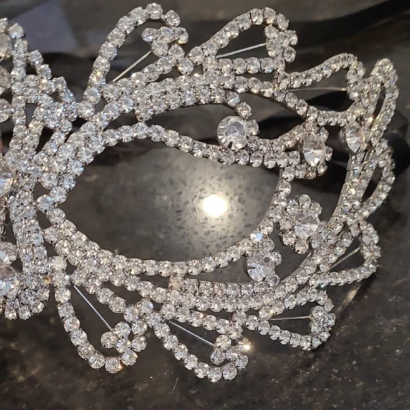 Elegant Silver Rhinestone Mask - Picture 7 of 7